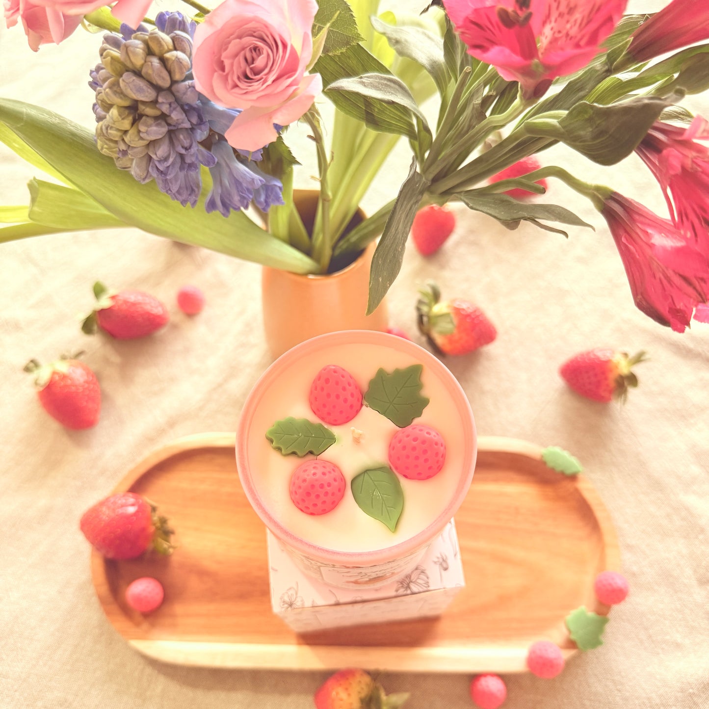 Picnic în livadă - căpșuni, zmeură, rubarbă, cedru